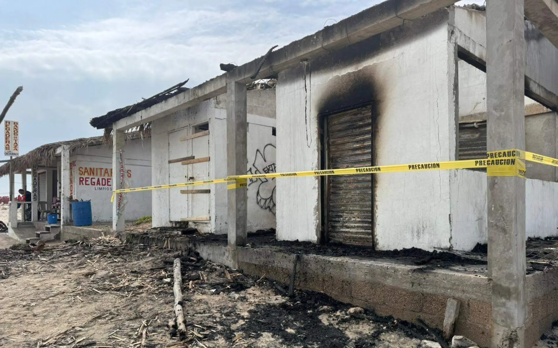 Fuerte incendio terminó con tres locales de artesanías ubicados en playa Miramar a la altura de la glorieta de la sirena